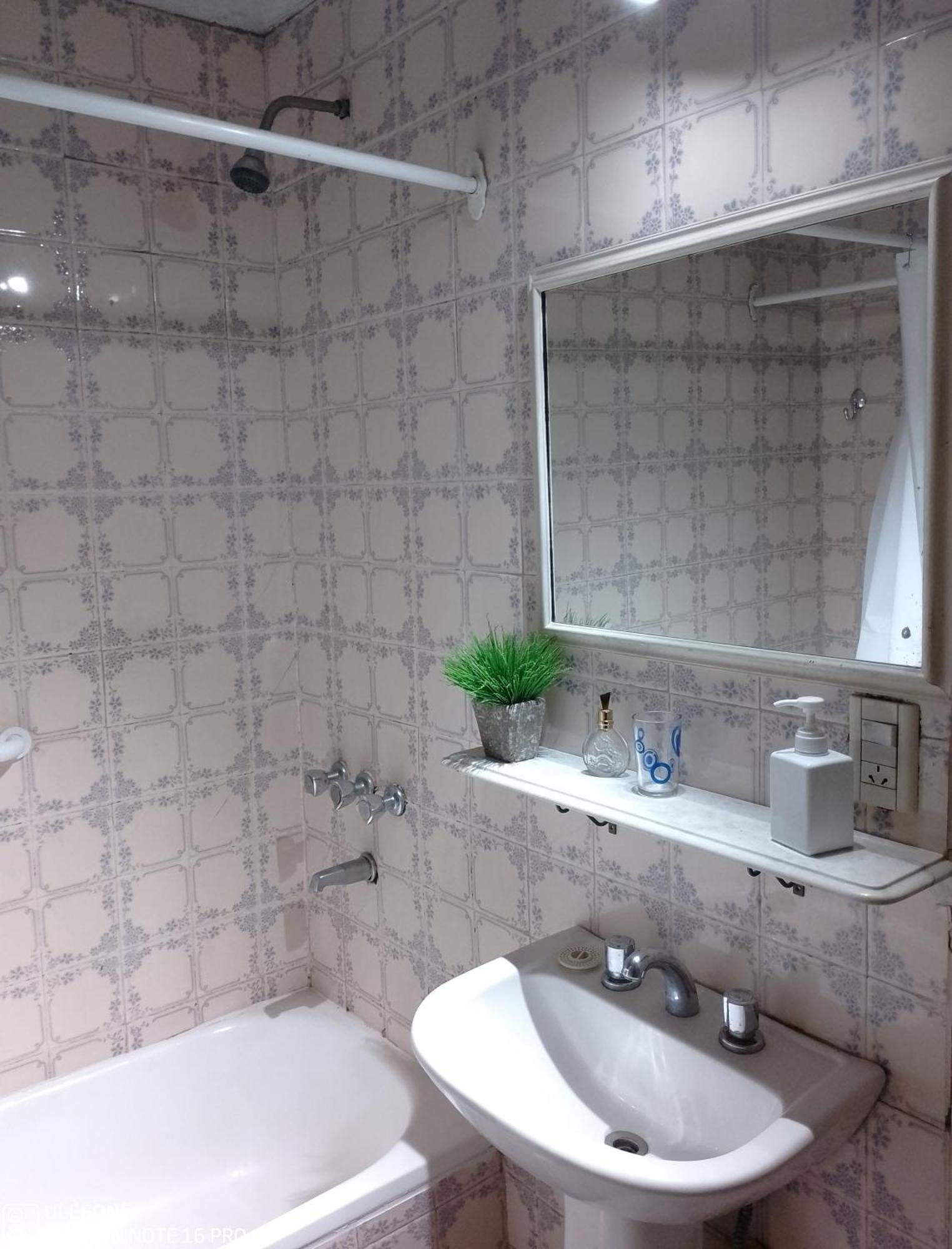 Comodo Depto En Centro, Cerca De Importantes Avenidas Centros Gastronomicos Y Plaza Houssey, Apartamento *